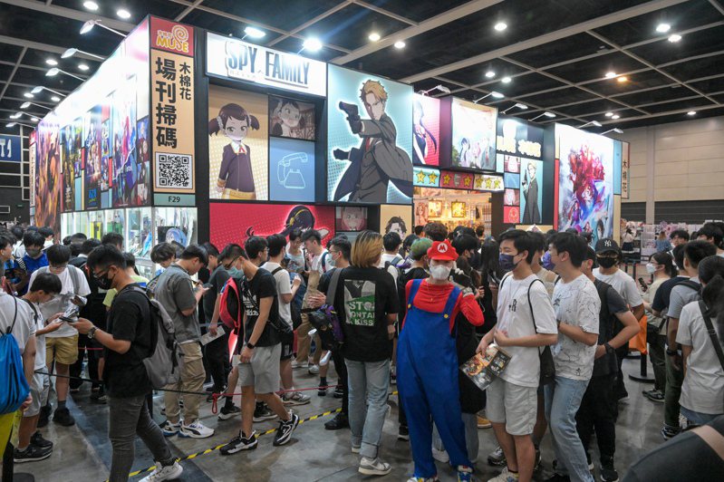 第24屆香港動漫電玩節在香港會議展覽中心開幕，122家參展商設589個攤位，匯聚動漫產品、玩具模型及電玩遊戲等，吸引眾多動漫迷入場。圖為香港動漫電玩節人頭攢動。   （中新社）
