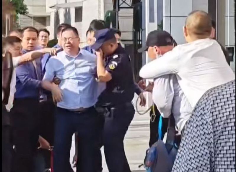 寶能集團董事長姚振華被討薪員工圍堵，保安急忙扶起他。(視頻截圖)