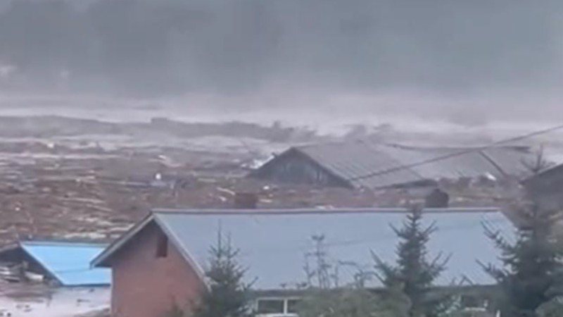 牡丹江第1號洪水形成，驚見整棟房屋被沖走。(視頻截圖)