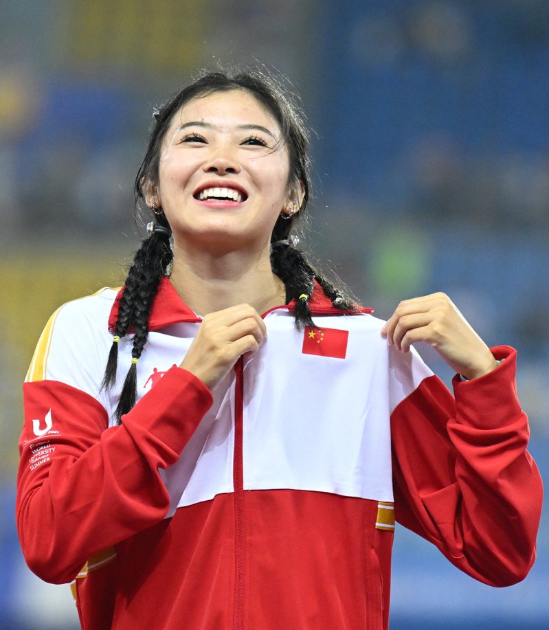 在成都舉行的第31屆世界大學生夏季運動會田徑項目女子100米欄決賽中，中國選手吳艷妮以12秒76的成績奪得亞軍。(新華社)