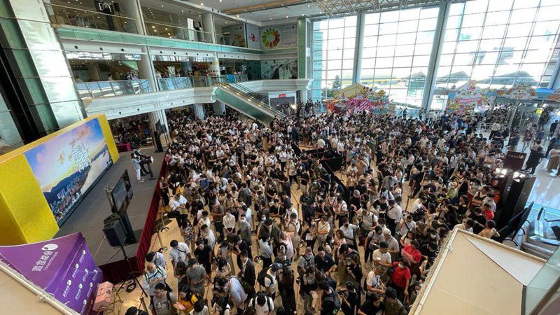 親海駅II在開售前收逾3.8萬票，為香港史上新盤「票王」，12日逾千計的準買家到紅磡置富都會揀樓，高峰時排隊人龍一直伸延至黃埔。(取材自「香港人點買樓」臉書)