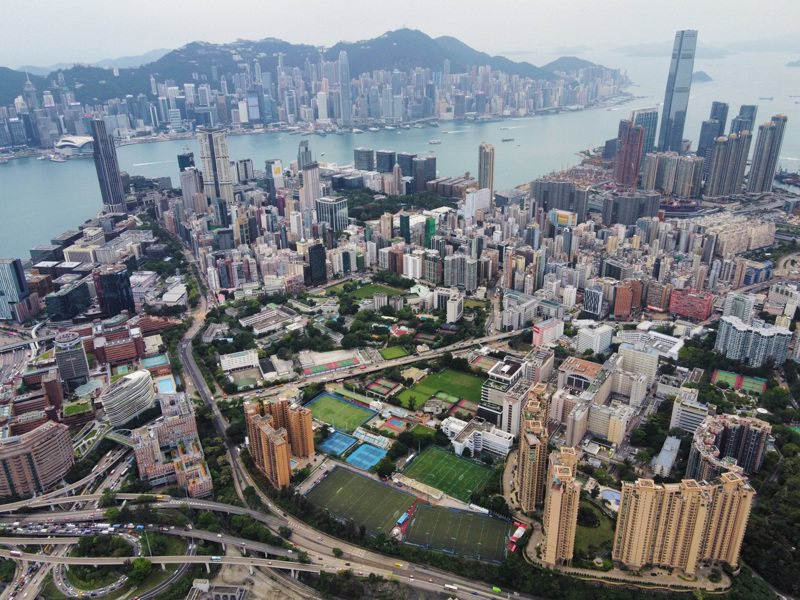 租盤市道近期旺盛，多區地產代理表示，不少是早前賣樓移民，租客多以家庭為單位回流香港。（中通社）