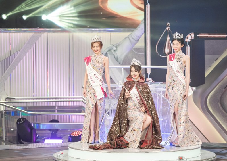 2023年香港小姐評選出爐，莊子璇(中)獲得冠軍，王怡然(左)獲得亞軍和「最上鏡小姐」稱號，王敏慈(右)獲得季軍。(中新社)