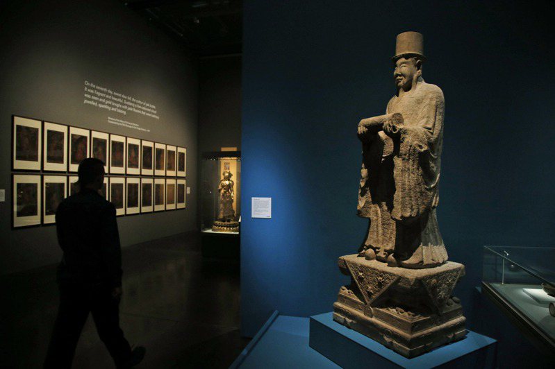 英國外相柯維立到訪中國前夕，北京突要求大英博物館歸還中國文物。圖為大英博物館此前舉行「改變中國的明朝」展覽，觀賞者走過石像。（美聯社）