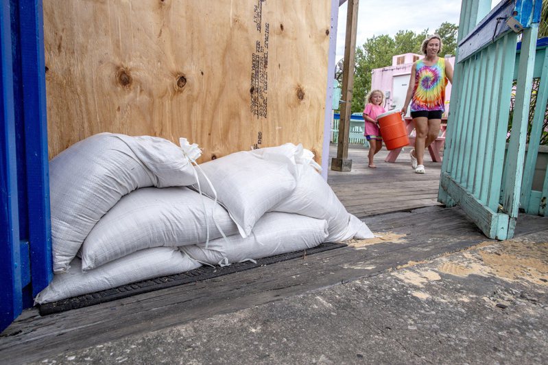 佛州雪松礁居民用沙包擋住自宅並準備撤離。（歐新社）