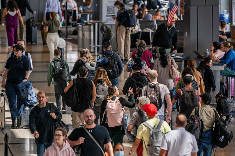 勞工節長周末空中交通繁忙，8月31日就有逾5萬航班起降。(Getty Images)