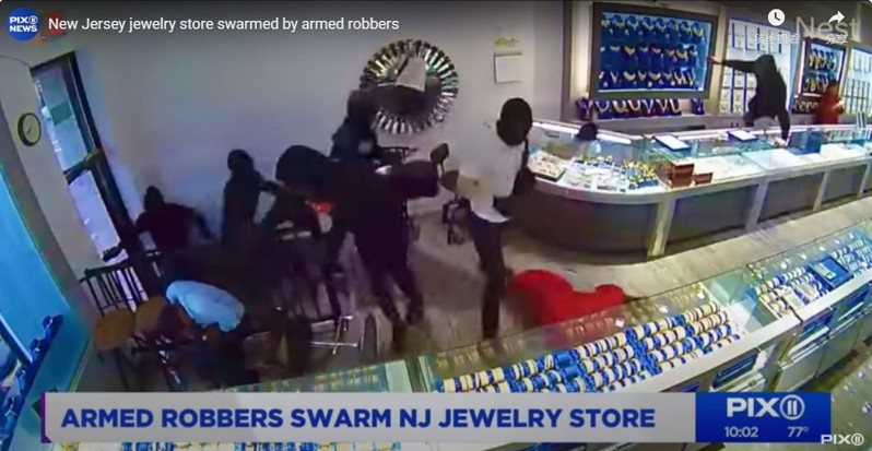 新州一家珠宝店遭一伙蒙面抢匪持械洗劫。(PIX11 News截频)(photo:UDN)