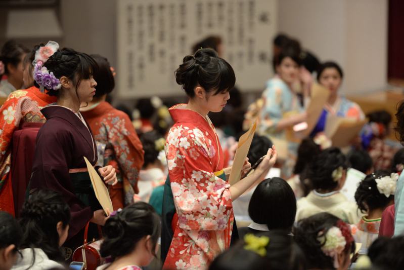 穿日本和服是否涉及傷害民族感情，引發爭論。圖為穿日本和服的中國籍留學生。（路透）