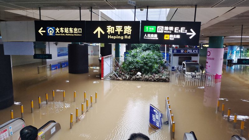 深圳火車站地鐵交通層8日積水嚴重。(中新社)