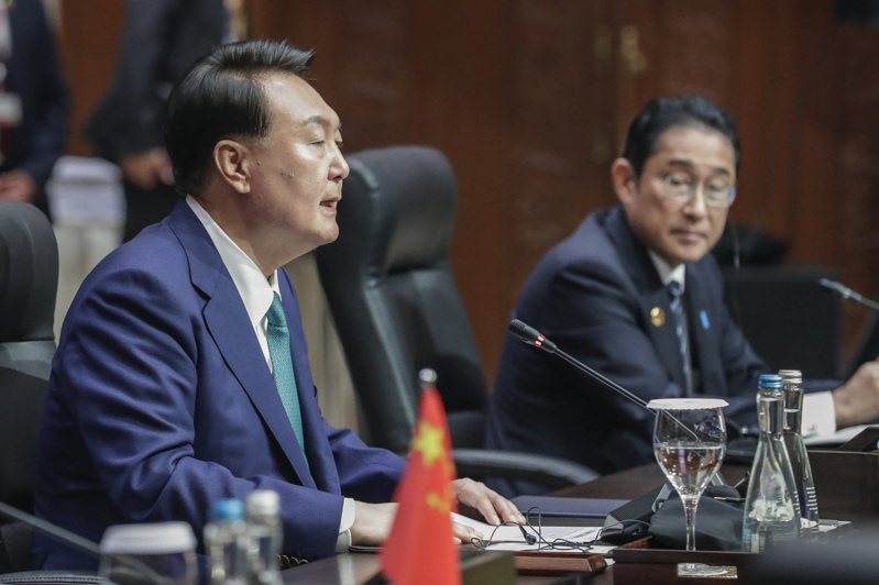 南韓總統尹錫悅（左）、日相岸田文雄同意致力重啟日中韓峰會。圖為兩人6日出席印尼東協會議。（美聯社）