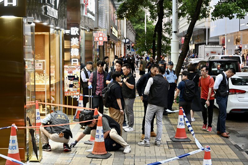 香港尖沙咀廣東道16號一間表行11日發生劫案；圖為警方封鎖現場撿取證物。（中新社）