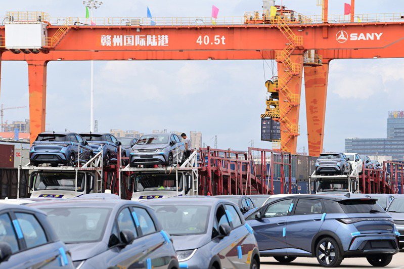 歐盟宣布將對中國電動車發起反補貼調查。圖為在江西贛州國際陸港，新能源汽車等待裝車發運。（新華社）