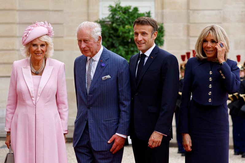 英國王后卡蜜拉（左起）、英國國王查理三世、法國總統馬克宏、法國第一夫人碧姬20日在法國總統府艾里賽宮前合影。（路透）