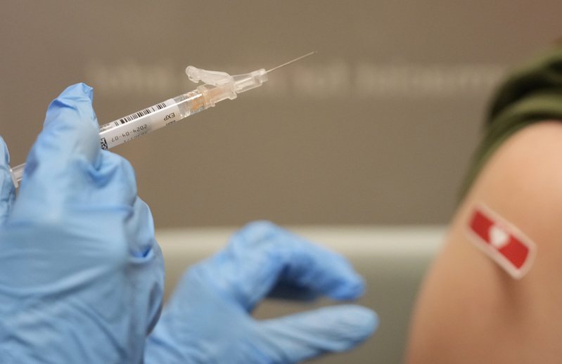 今年度新冠疫苗已經開始接種，但由於部分保險公司不給付，所以推進緩慢。(美聯社)