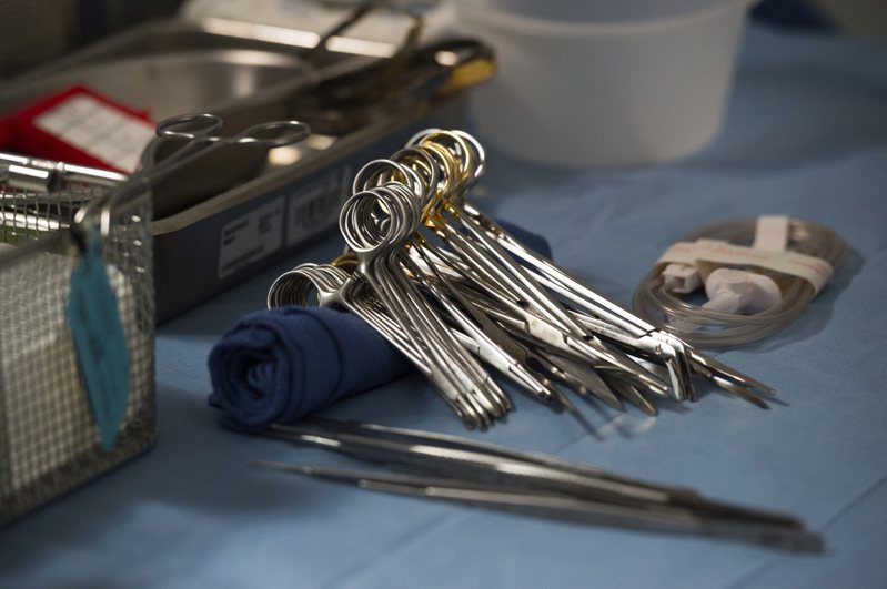 拜登總統22日簽署器官移植改革法，希望縮短病人等待時間。圖為醫院為移植準備的外科器械。(美聯社)