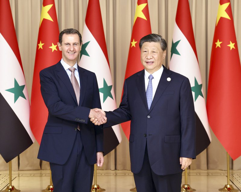 中國國家主席習近平（右）昨會見敘利亞總統阿塞德，並宣布建立戰略夥伴關係。（新華社）