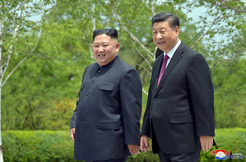 大陸一度想與美國合作，推動北韓棄核，但在美中開始緊張後，北京重回原本庇護北韓的舊立場。 圖為習近平2019年訪問北韓與金正恩散步。(路透資料照片)