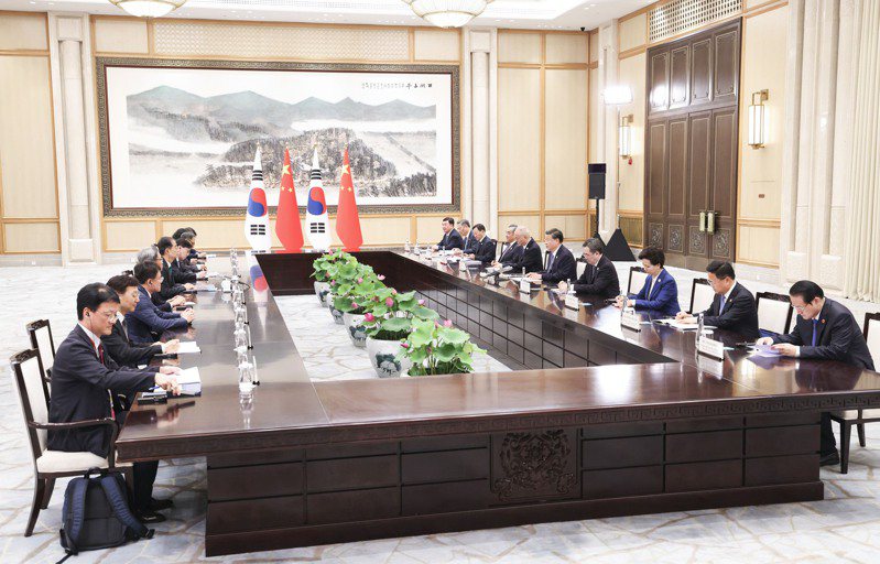 中國國家主席習近平 9月23日下午在杭州西湖國賓館會見出席第19屆亞洲運動會開幕式的南韓總理韓悳洙。(新華社)