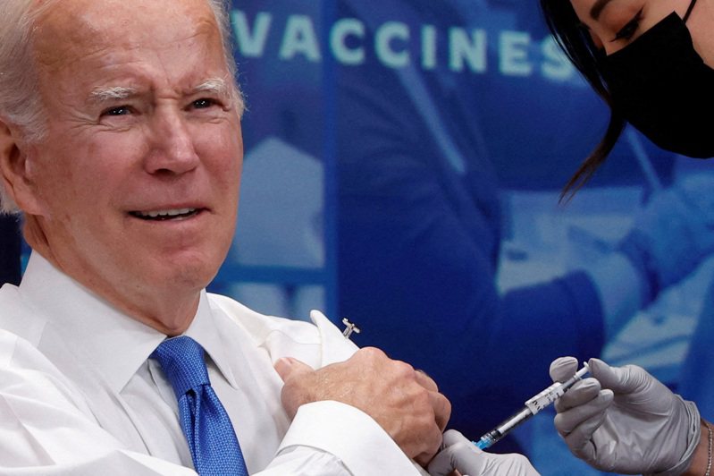 拜登總統已注射流感疫苗和新版新冠疫苗，白宮呼籲國人也盡速施打疫苗。圖為拜登總統2022年10月注射新冠疫苗。（路透）