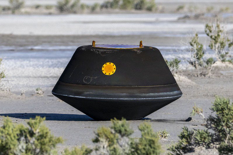 裝有收集小行星上灰塵的樣本艙，24日上生安全墜落地表沙漠，被送到位於猶他州西北部的國防部軍事實驗室進行初步檢查。(美聯社)