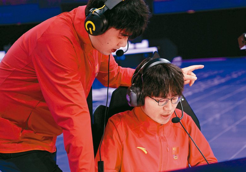 亞運電競中國隊贏得冠軍，圖為中國隊教練李托（左）賽前與選手孫麟威討論。 (新華社)