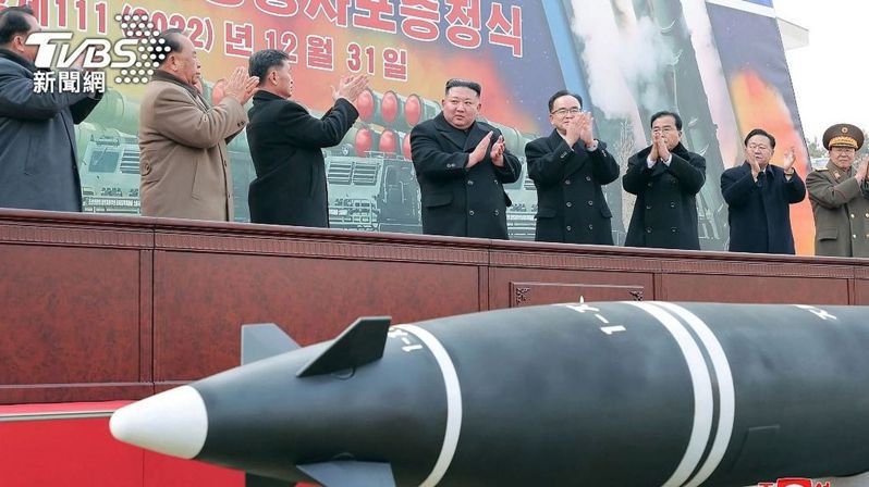 北韓傳修改憲法，領導人金正恩（左四）宣布將加快核武現代化。（美聯社）