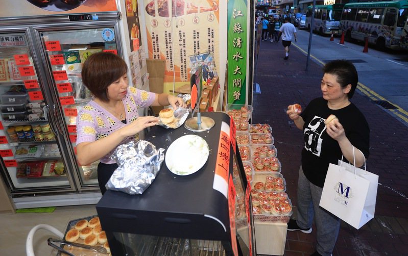 香港市民購買月餅過中秋，圖為銅鑼灣洪記三陽號，店家正在補貨。（中通社）