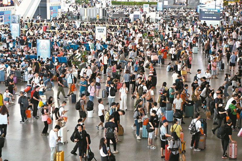 中秋暨十一黃金周連假，中國鐵路運輸已從9月27日啟動，圖為27日廣州南站的旅客。（中通社）
