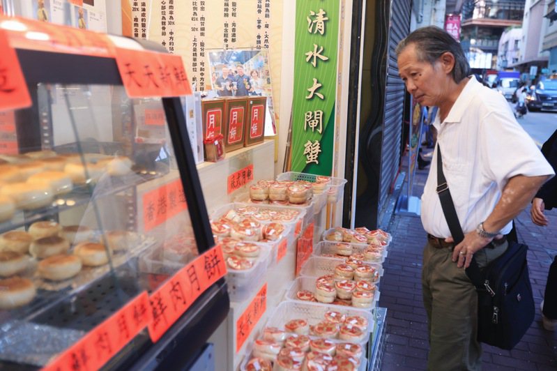 香港今年月餅銷售不佳，不少商家想靠餅券賺錢，卻「炒燶」賠了錢。（中通社）