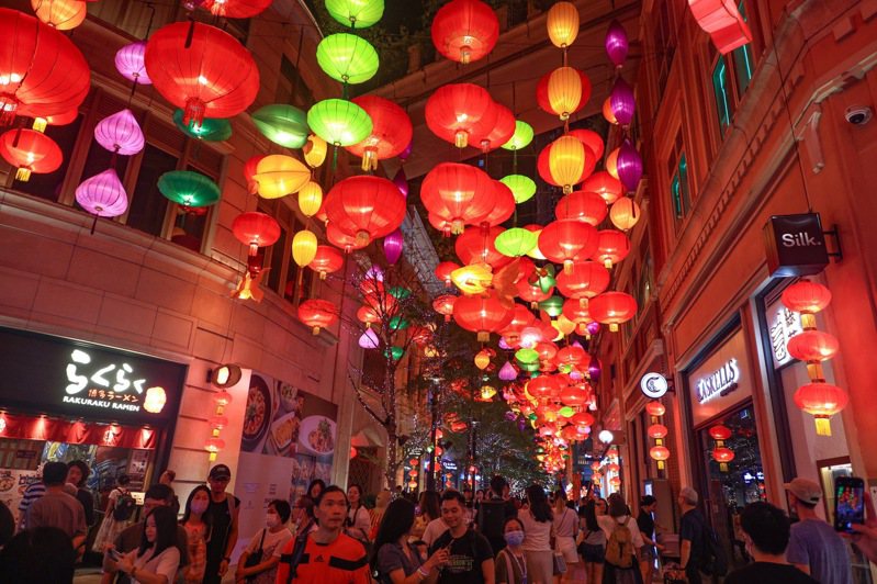 香港利東街張燈結彩，不少市民與親朋好友一起歡度中秋夜。（中通社）