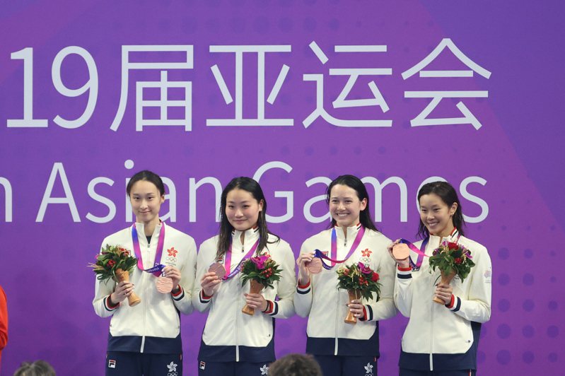 杭州亞運女子4x100米混合泳接力，香港選手歐鎧淳、何詩蓓、簡綽桐、譚凱琳以4分01秒72獲得銅牌。（中新社）