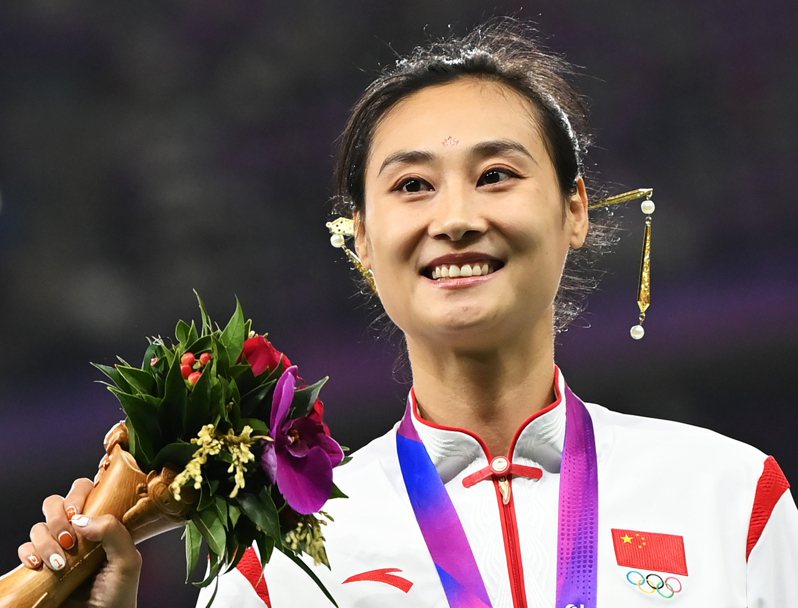 10月2日，中國選手李玲在頒獎儀式上，她插髮簪點花鈿。（新華社）