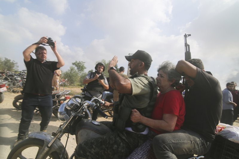 在距離以色列南部加薩邊境東南不到三哩的城鎮貝埃里，多名以色列人被哈瑪斯武裝分子被步行和騎摩托車的武裝人員帶走，扣為人質。(美聯社)