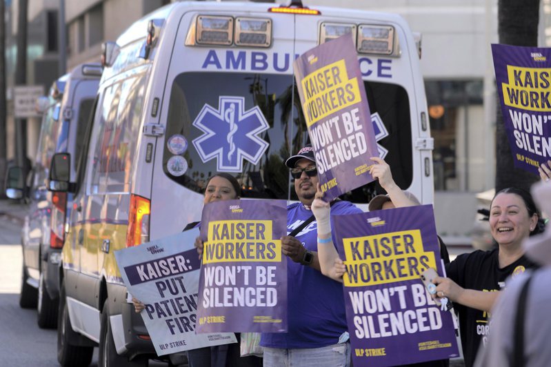 凱瑟醫療集團7萬5000名員工在多州進行的大規模罷工已結束。工會揚言，如果勞資雙方仍無法就新合約達成協議，將再次罷工。（美聯社）