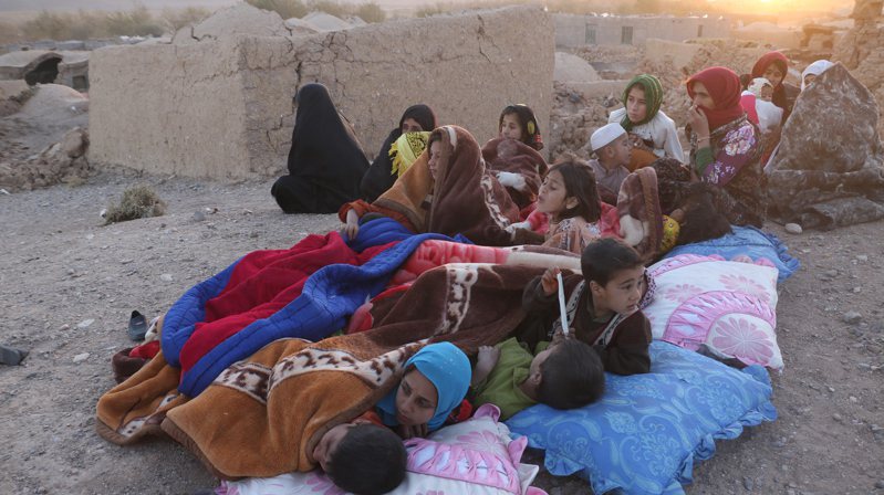 阿富汗赫拉特省地震後，不少災民露宿。（新華社）