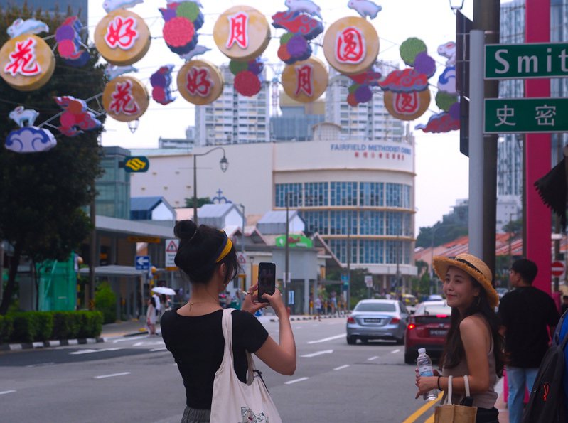 中國網民稱呼新加坡「坡城」惹議，圖為9月29日中秋節之際，在有「新加坡唐人街」之稱的牛車水，「花好月圓」等祝福語隨處可見。 （中新社）