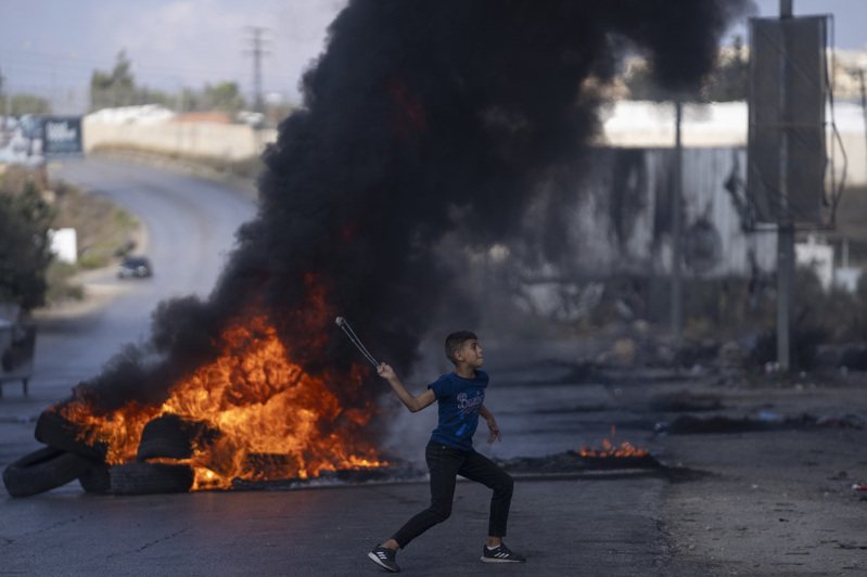 戰雲密布，巴勒斯坦民眾不斷在各城市對以色列示威，照片是巴勒斯坦民眾在約旦河西岸城市與以色列軍人發生衝突。（美聯社）