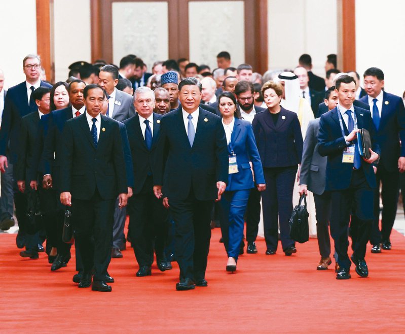 第三屆「一帶一路」國際合作高峰論壇在北京人民大會堂舉行開幕式，中國國家主席習近平率與會的各國元首與代表入場。（新華社）