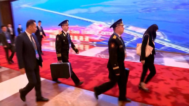 俄國總統普亭到北京參加一帶一路論壇，也讓外界看到罕見的核按鈕手提箱。（路透）