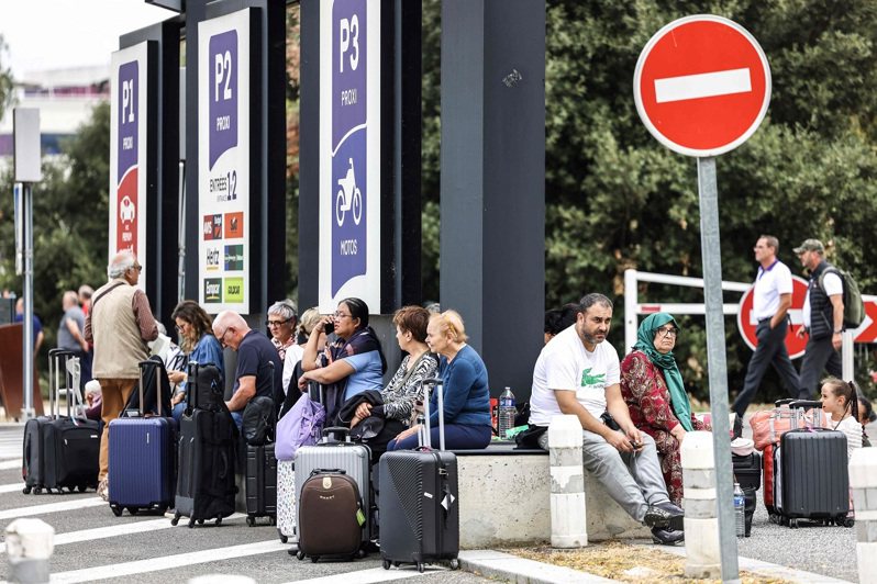 法國西南部土魯斯機場18日傳出因「攻擊威脅」實施疏散，許多旅客在外頭等待。（Getty Images）