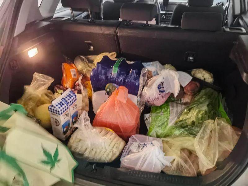 以巴冲突爆发后，陈女士丈夫开车去超市买回物资。(取材自红星新闻)(photo:UDN)
