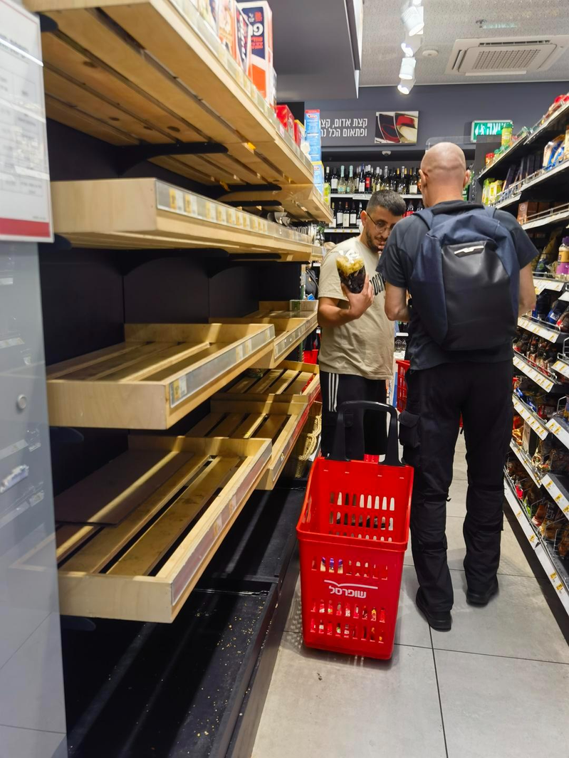接到政府通知后，以色列当地居民开始囤粮，超市货架上食品被买空。(取材自红星新闻)(photo:UDN)