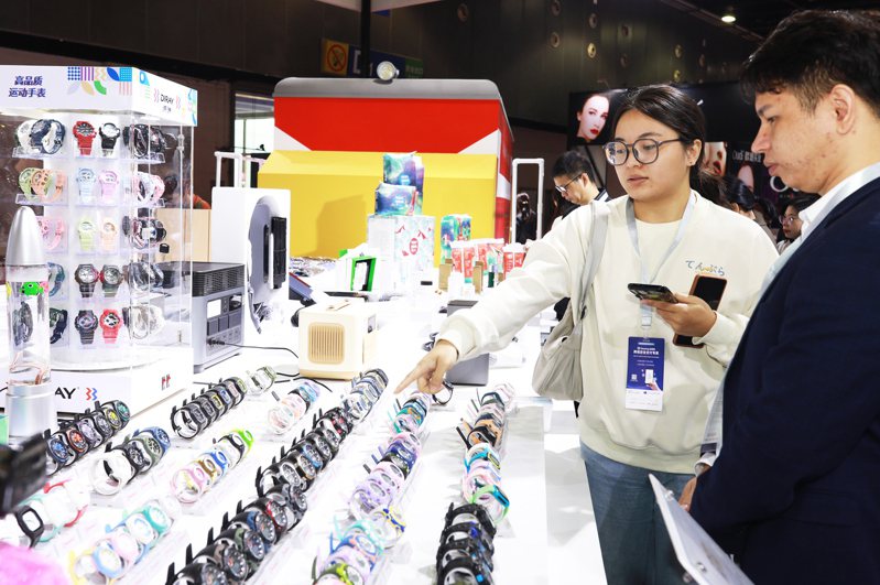 國際社會關注中國市場民眾消費降級議題。圖為義烏國際小商品博覽會，民眾在觀看商品。(新華社)