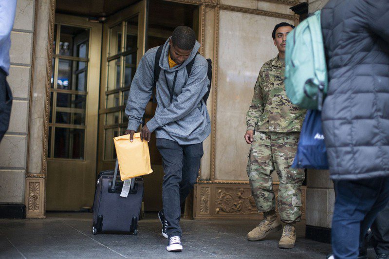纽约市府已通知数千位无证客的60天庇护所居住期限已到，但其中一半已重新申请入住。(美联社)(photo:UDN)