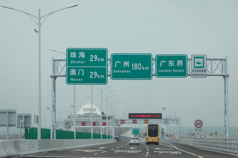 香港運輸及物流局局長林世雄發表網誌，提到港珠澳大橋今年9月平均每日人流為約5.7萬人次，已接近疫情前平均水平。（中通社）