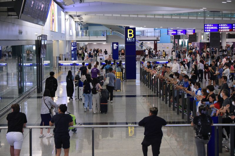 香港國際機場9月客運量達330萬人次，隨著更多國際會議和展覽在港相繼舉辦，持續帶動航運服務需求。（中通社）