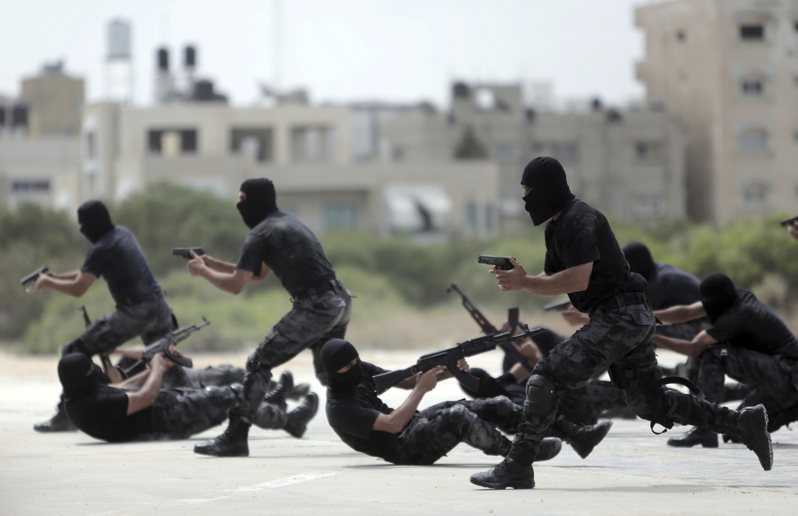 哈瑪斯武裝分子7日襲擊以色列之前，據信曾在伊朗接受作戰訓練。圖為哈瑪斯2015年的訓練場景。(美聯社)