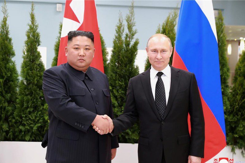 圖左為北韓最高領導人金正恩，右為俄羅斯總統普亭。（路透）