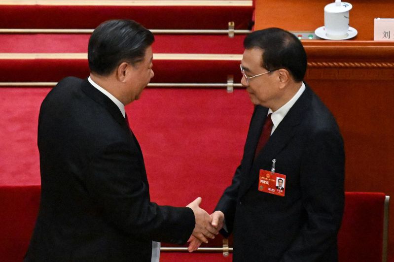中國國務院總理李克強（右）完成任內最後一次政府工作報告，會議結束後，習近平和他握手。(Getty Images)