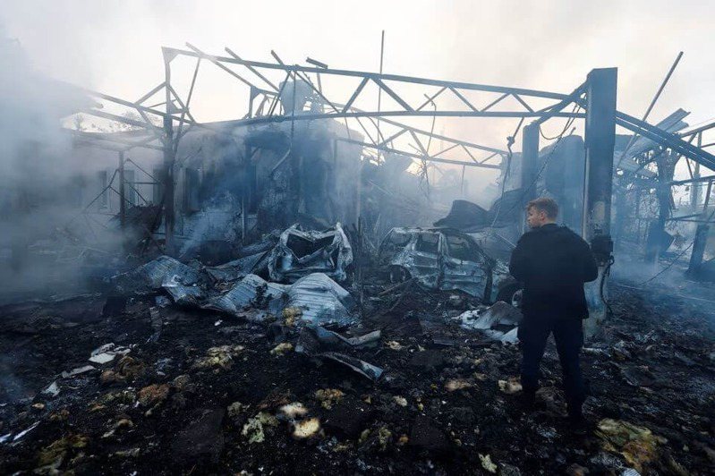 民主現況調查顯示，俄羅斯在大多數指標上遠低於歐洲平均水準；圖為烏克蘭基輔一處住宅區9月21日在俄羅斯飛彈攻擊中遭摧毀。（路透）